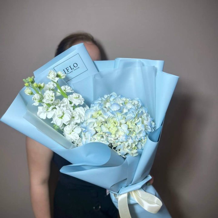 Гортензия Blue с маттиолой в Адлере