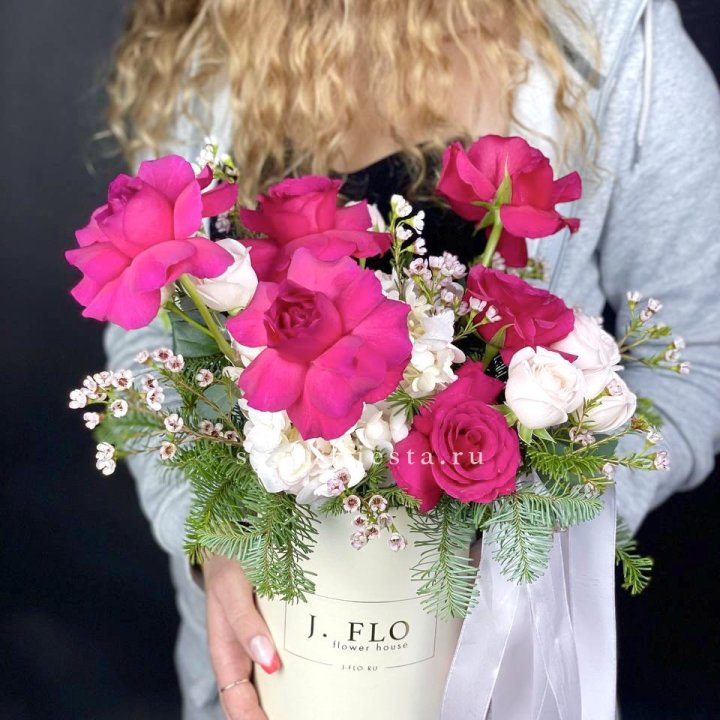 Новогодняя композиция в коробке пинк розе в Адлере