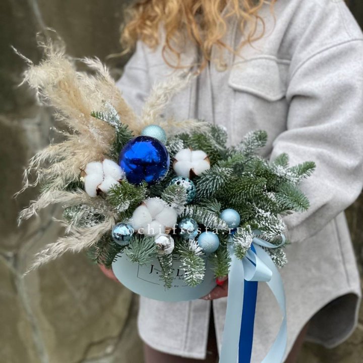 Новогодняя композиция в коробке блю в Адлере