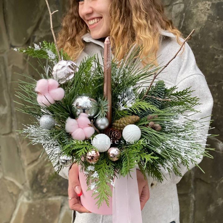 Новогодняя композиция в коробке пинк в Адлере