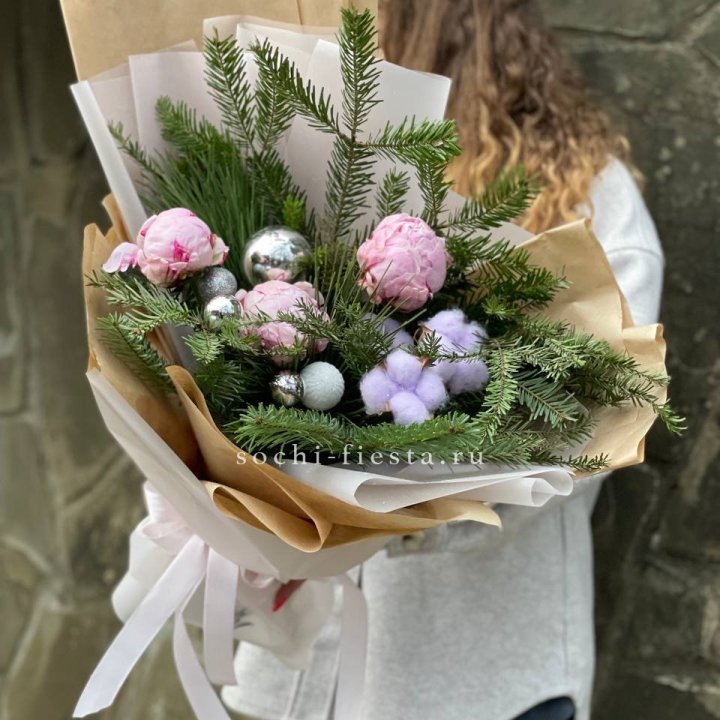 Новогодний букет с пионами  в Адлере