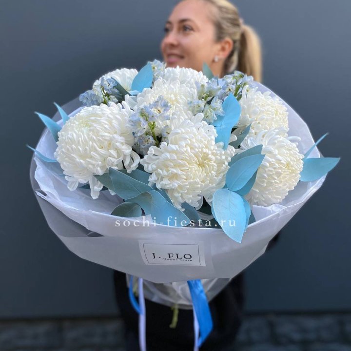 Букет хризантем Бигуди и дельфиниума  в Адлере