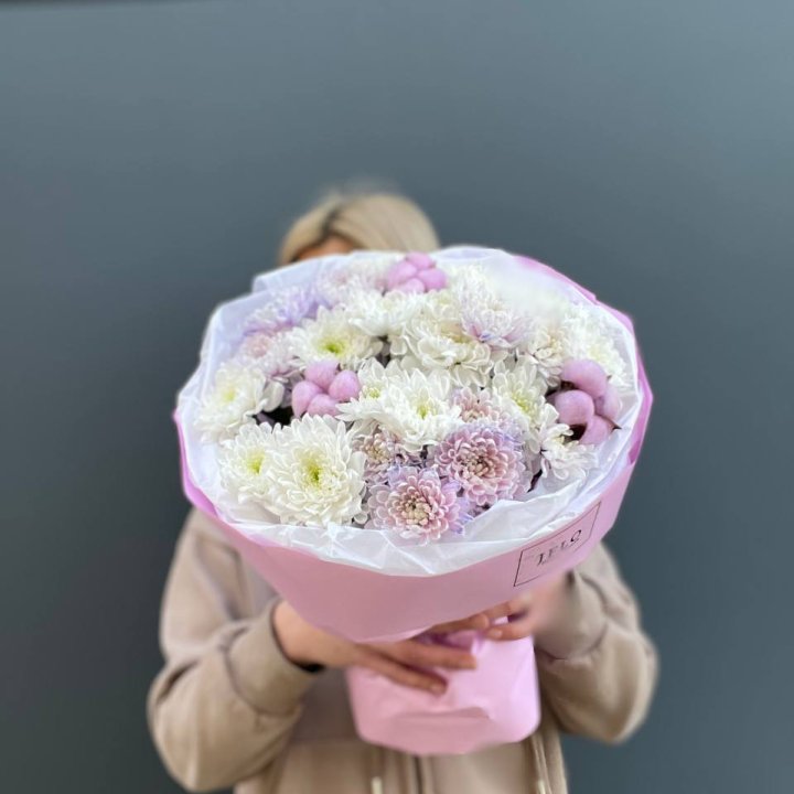 7 нежных хризантем в Адлере