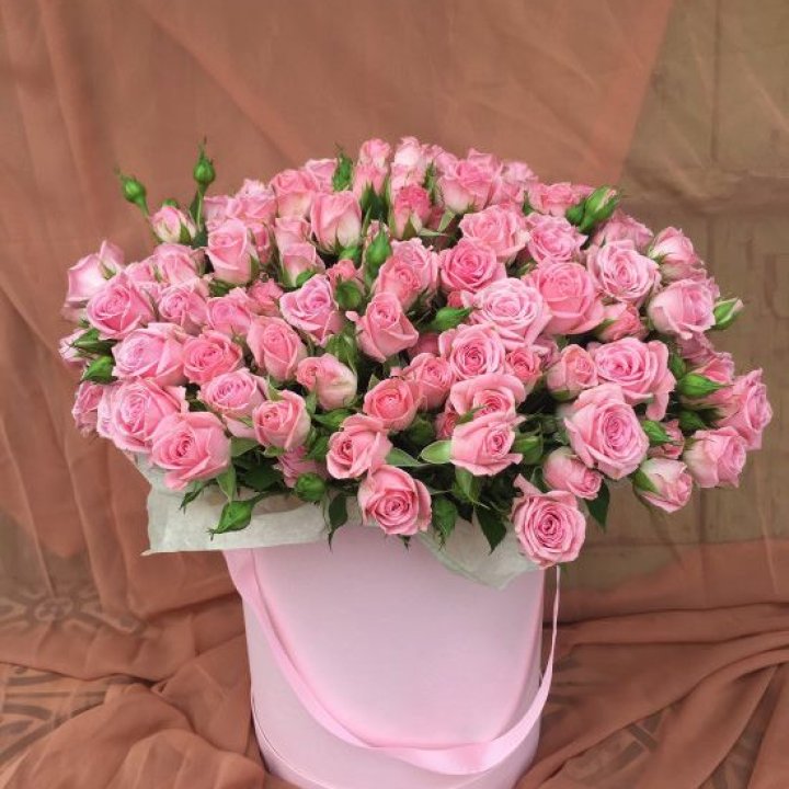 Кустовые розы в коробке в Адлере