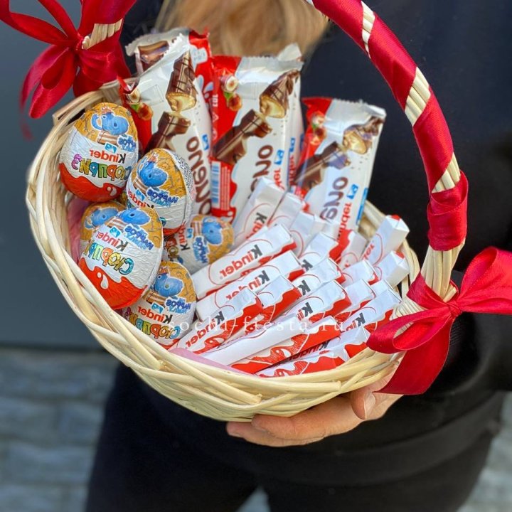 Корзина с киндерами  в Адлере