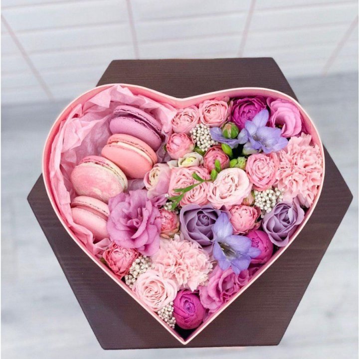 Бокс-сердце с макаронс  в Адлере