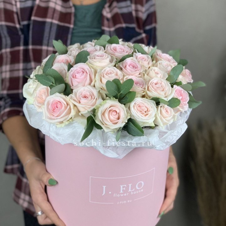 35 розовых роз в цилиндре в Адлере