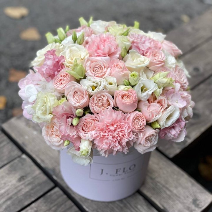 Цветочный бокс "LUXOR" с доставкой в Адлере