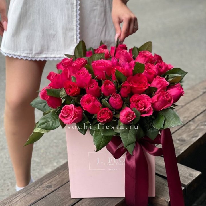 55 алых роз в кубе в Адлере