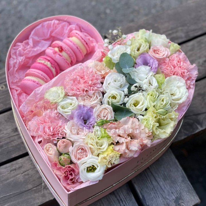 Бокс-сердце с макарон "Пинк" в Адлере