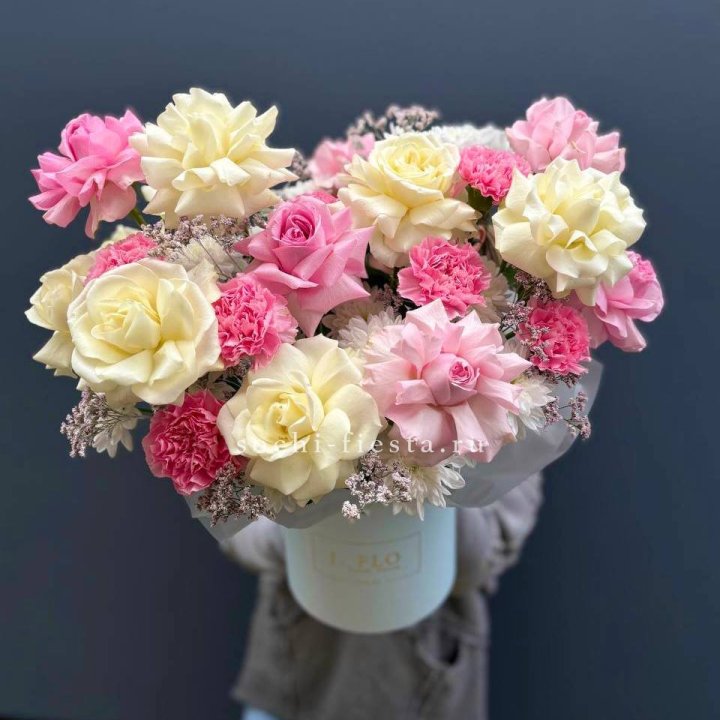 Коробка французских роз и диантусов "Boni" в Адлере