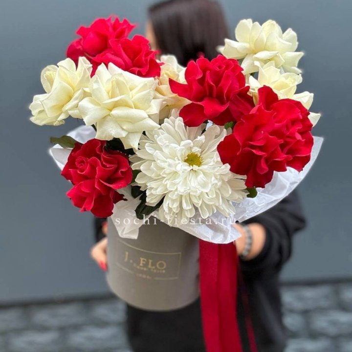 Французские розы с хризантемой в боксе в Адлере