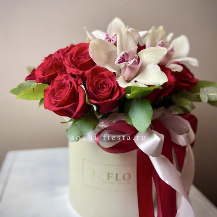 Розы и орхидеи в боксе в Адлере