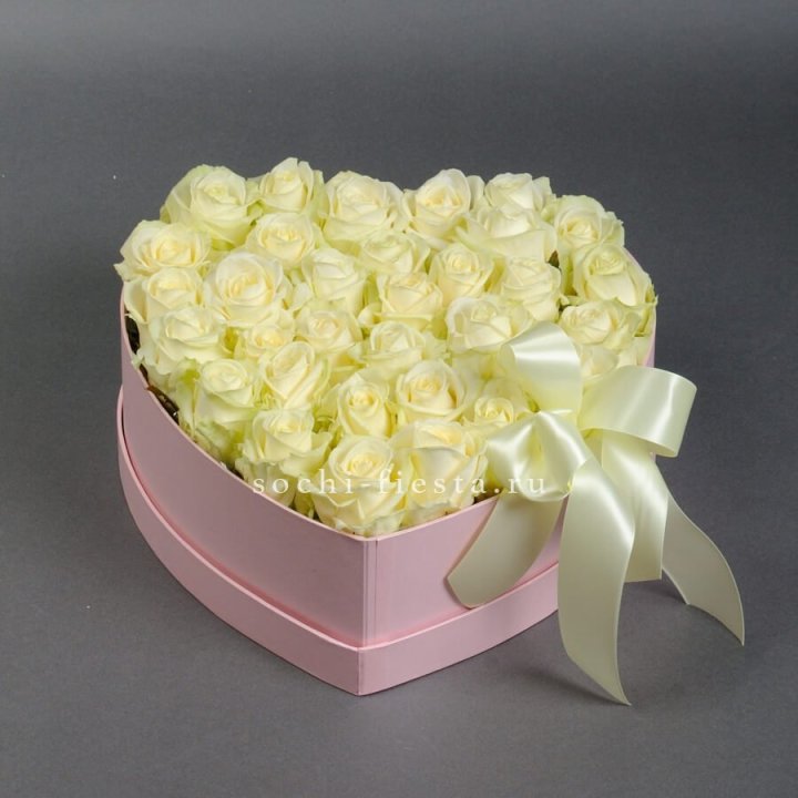 35 белых роз в коробке Сердце в Адлере
