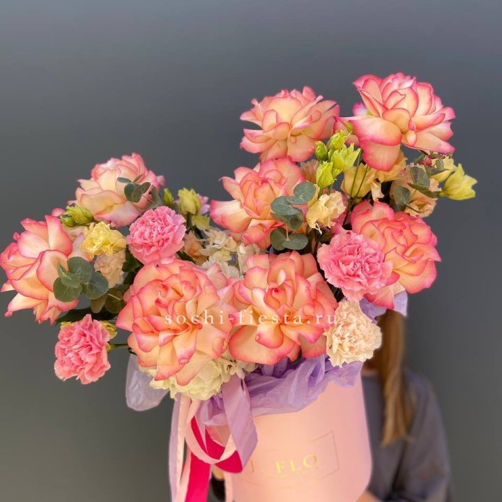 Бокс нежный с розами в Адлере