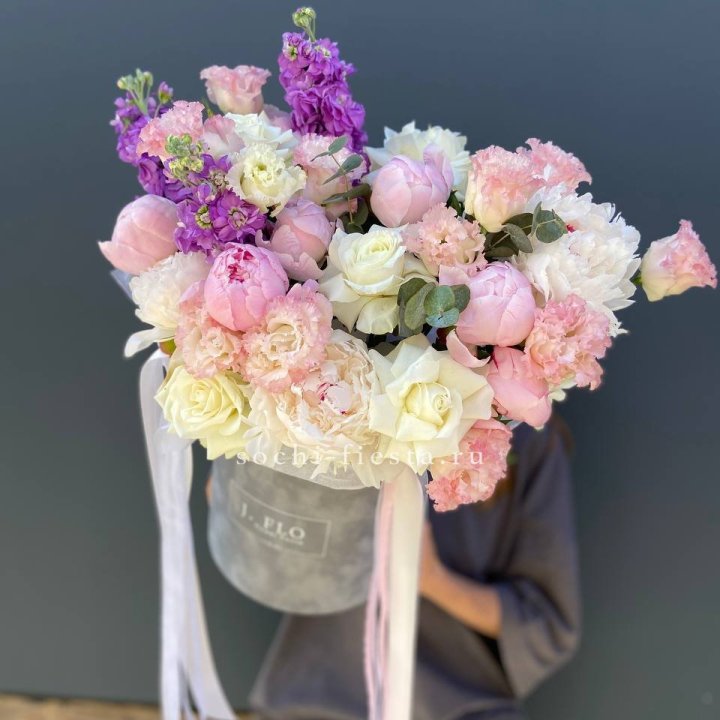 Дизайнерский цилиндр с пионами "Ривьера" в Адлере