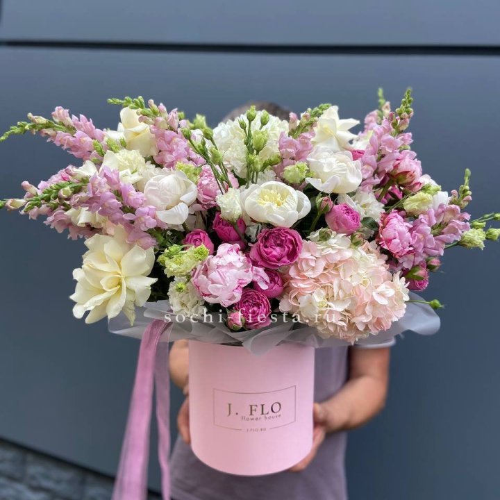 Дизайнерский цилиндр с пионами "Саманта" в Адлере