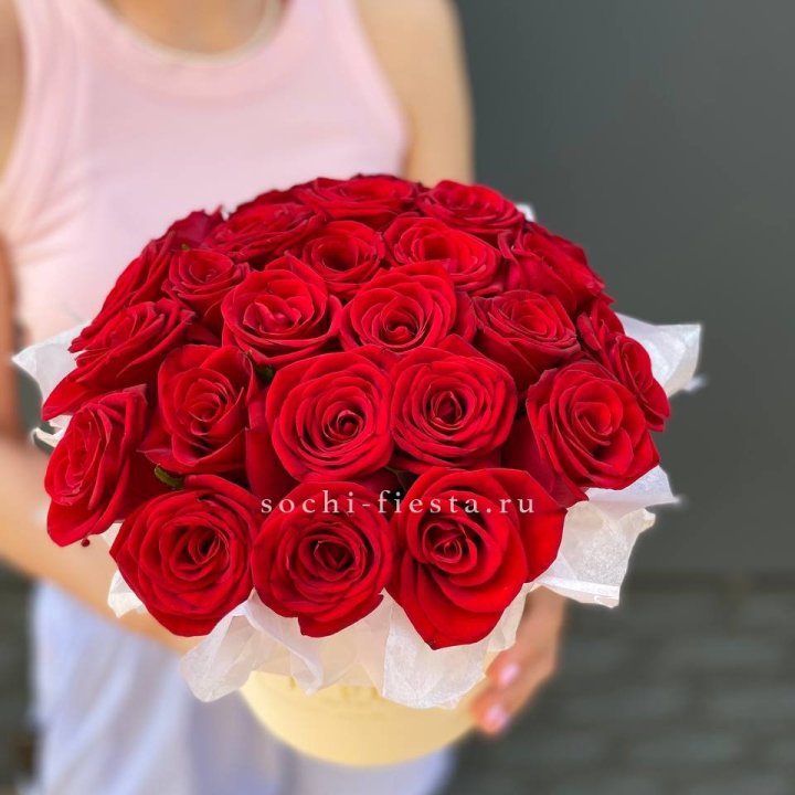 Красные розы в цилиндре в Адлере