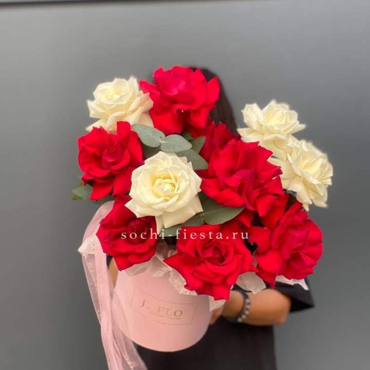 13 Французских роз в боксе в Адлере