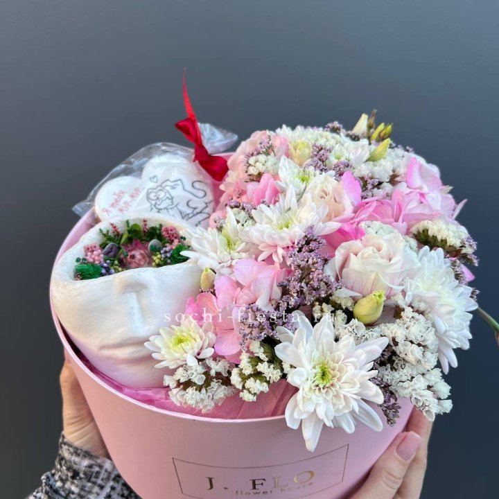 Цветы и свеча в коробке в Адлере