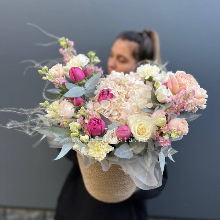 Цветочная композиция в джутовом боксе  в Адлере