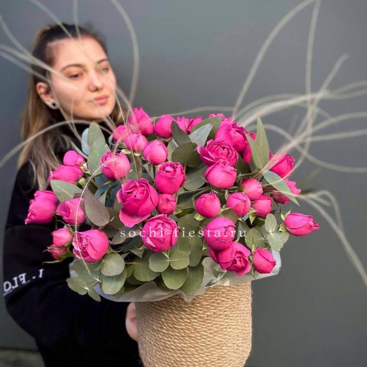 Пионовидные розы Мисти Бабблс в джутовом кашпо в Адлере