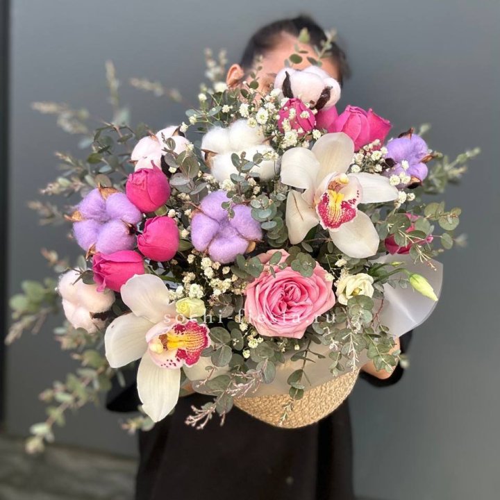 Орхидея и розы в джутовом кашпо в Адлере