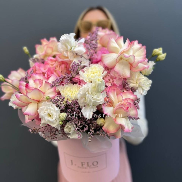 Цветочная композиция "Глория" в боксе в Адлере