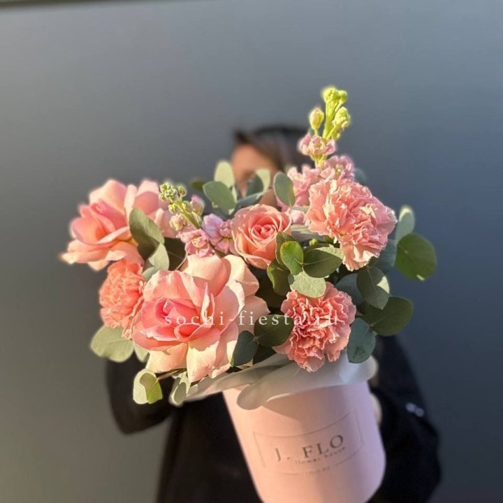 Цветы в боксе "Сизара" в Адлере