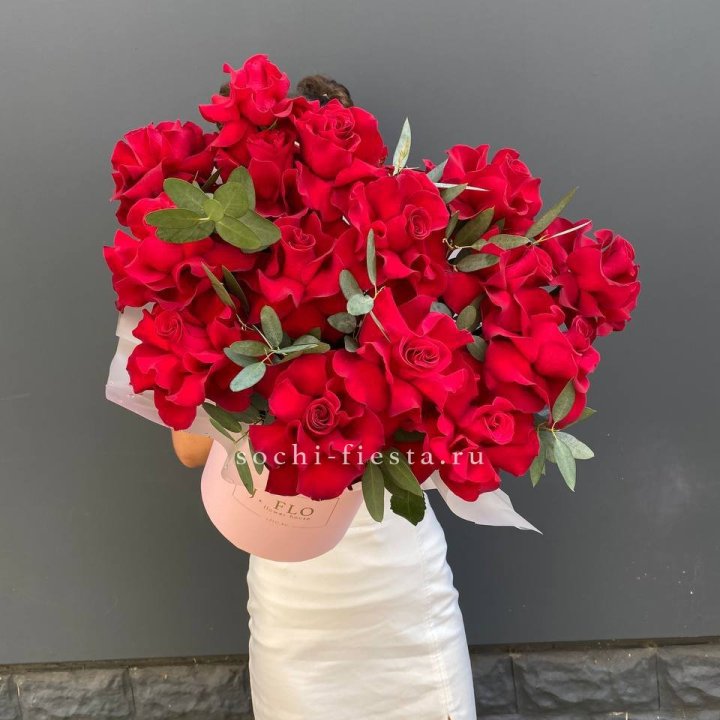 Композиция с красными французскими розами  в Адлере