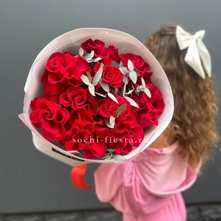 11 Красных французских роз с доставкой в Адлере