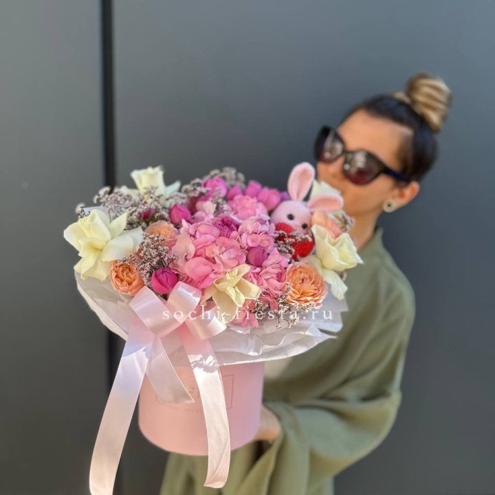 Дизайнерский цилиндр с игрушкой "Лола" в Адлере