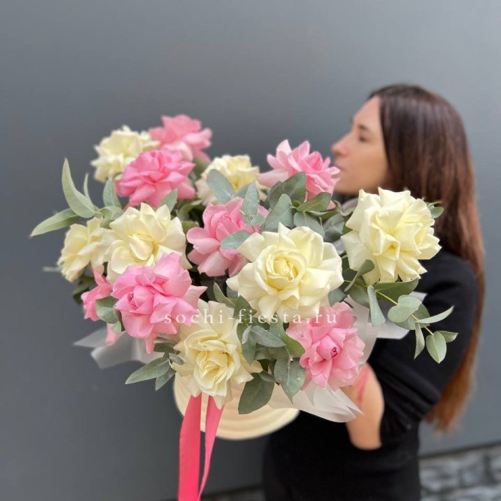 Зефирный бокс из 17 французских роз микс в Адлере