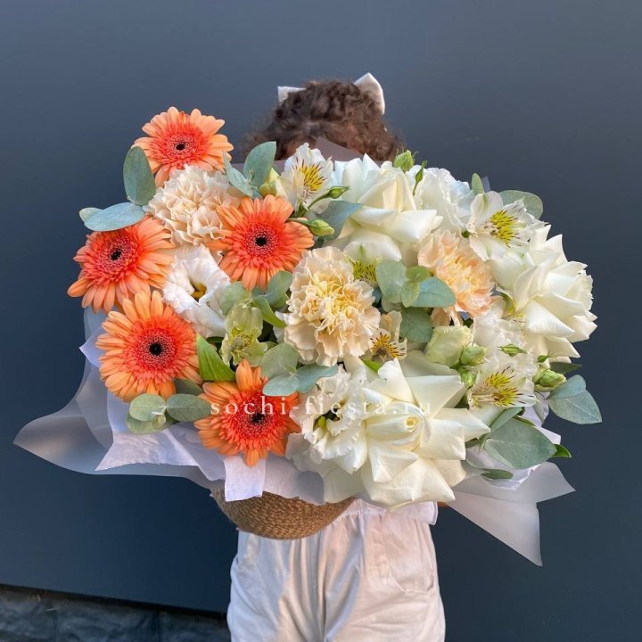 Розы и герберы в джутовом кашпо "Георгино" в Адлере