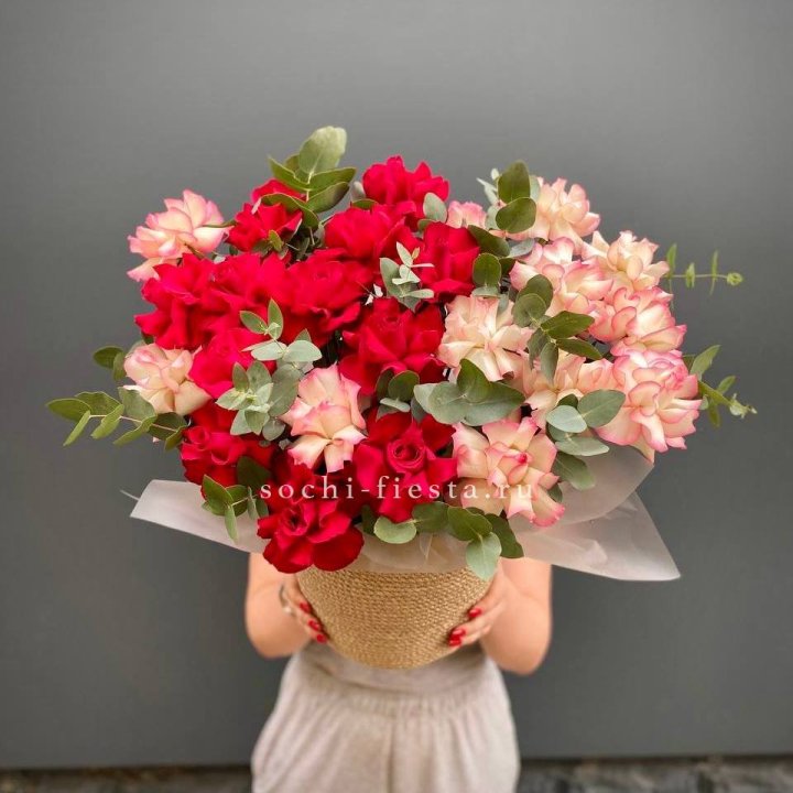 25 Французских роз в джутовом кашпо  в Адлере