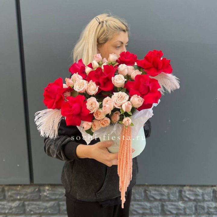 Бокс с нежными розами  в Адлере