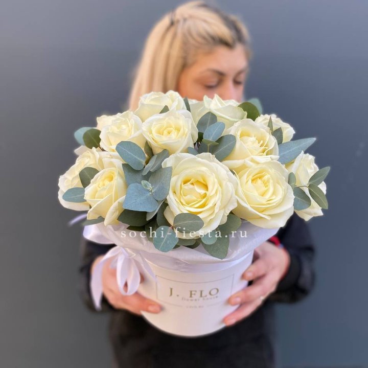 15 белых роз в боксе в Адлере