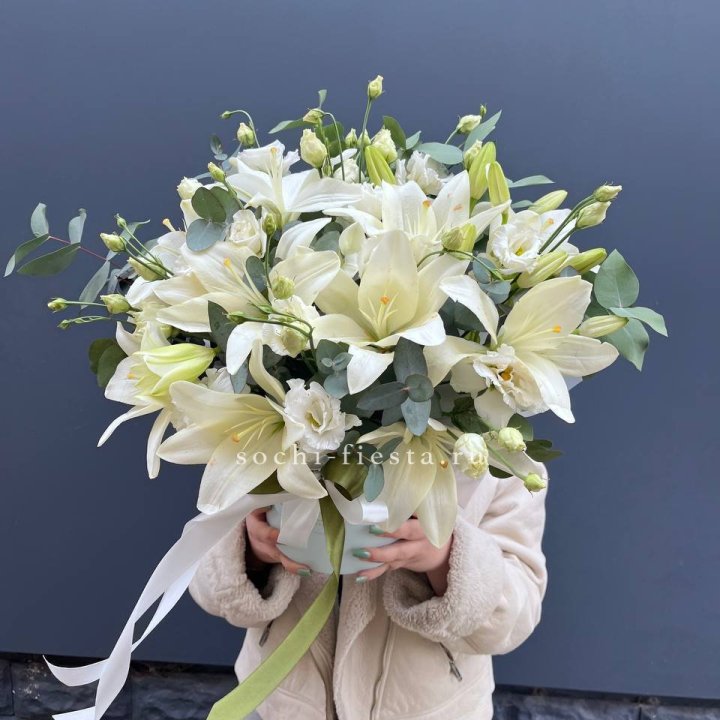 Бокс лилий и эустомы в Адлере