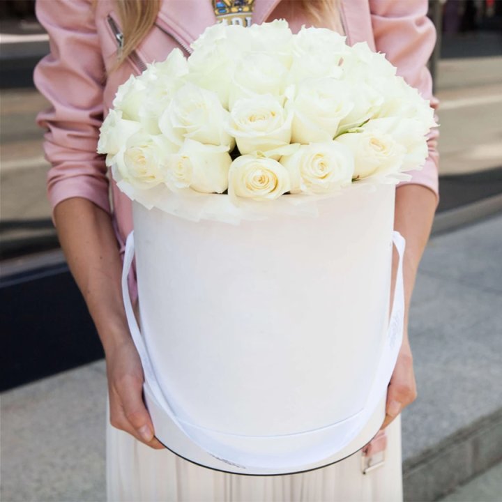35 белых роз в цилиндре в Адлере