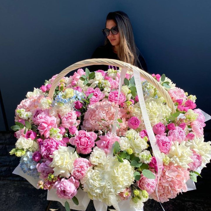 Цветочная корзина из пионов и пионовидных роз "Perfezione" в Адлере