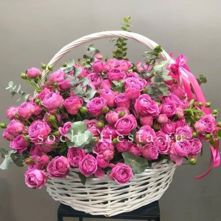 65 пионовидных кустовых роз в корзине в Адлере