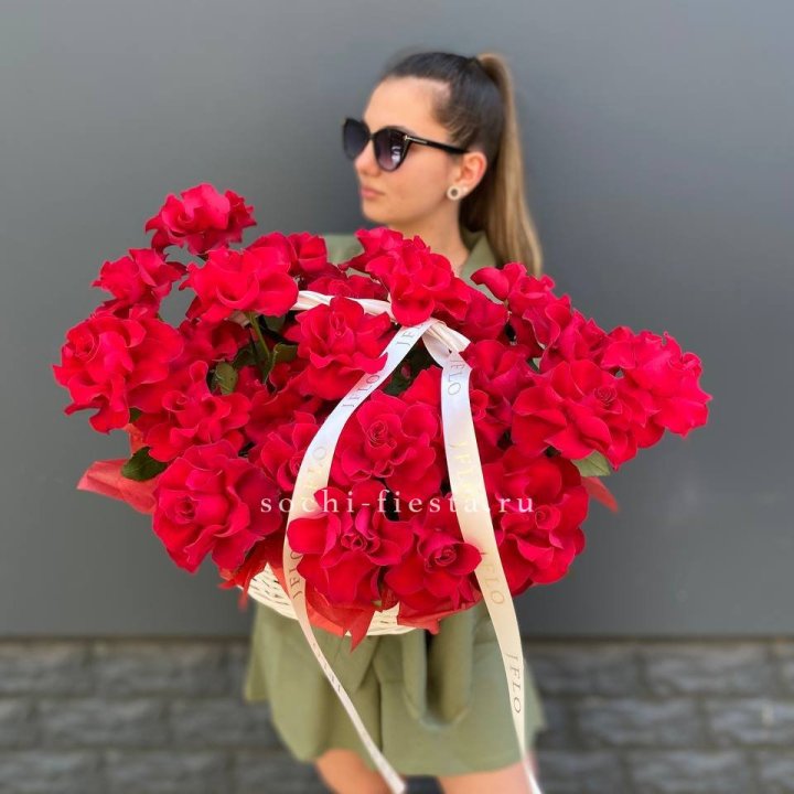 Красные французские розы в корзине в Адлере