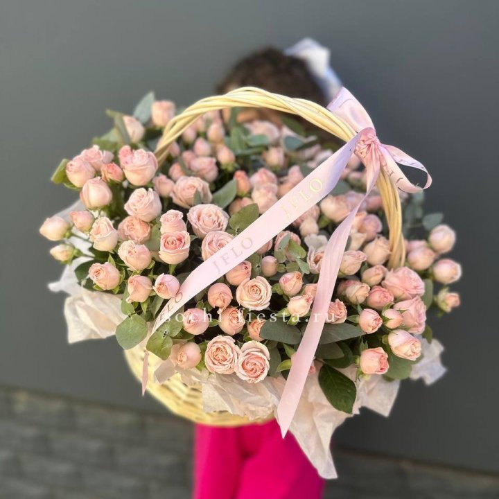 Корзина кустовых пионовидных роз в Адлере