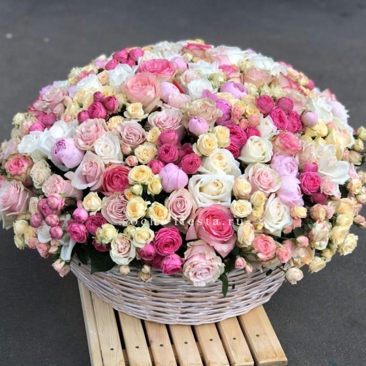 Цветочная корзина из пионов и пионовидных роз "Universe" в Адлере