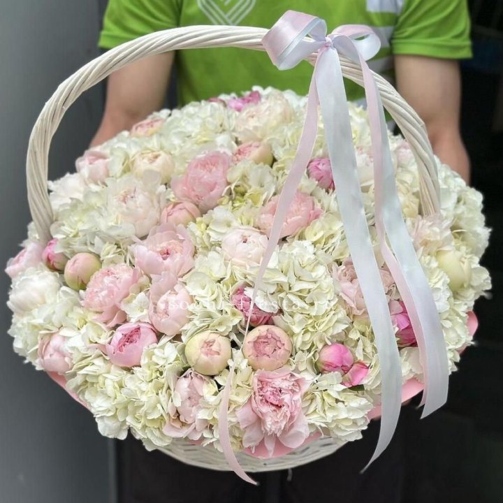 Премиум корзина гортензий и пионов в Адлере