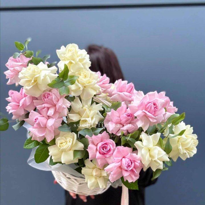 25 Французских роз в корзине в Адлере