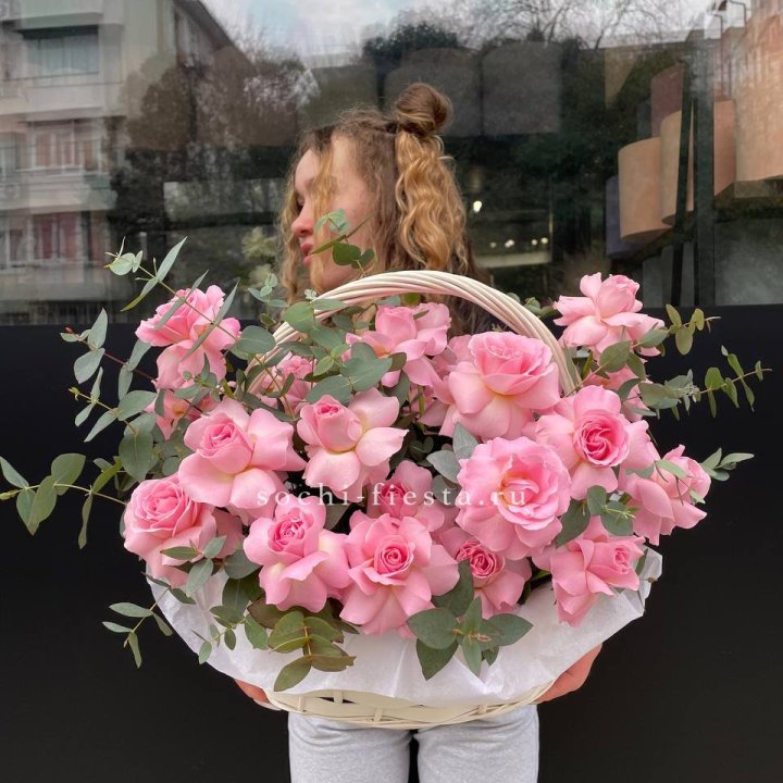 25 роз в Цветочной корзине Sweet Sugar в Адлере