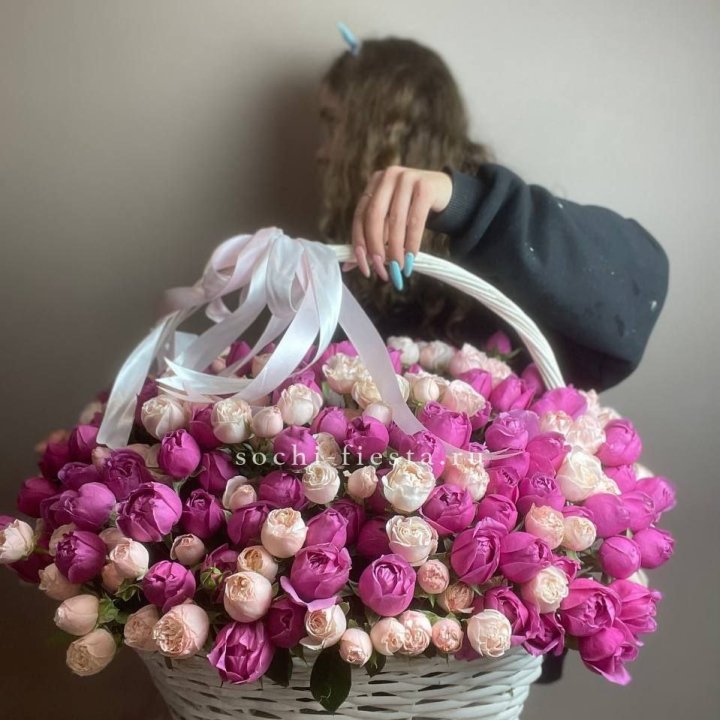 Премиум корзина пионовидных кустовых роз в Адлере