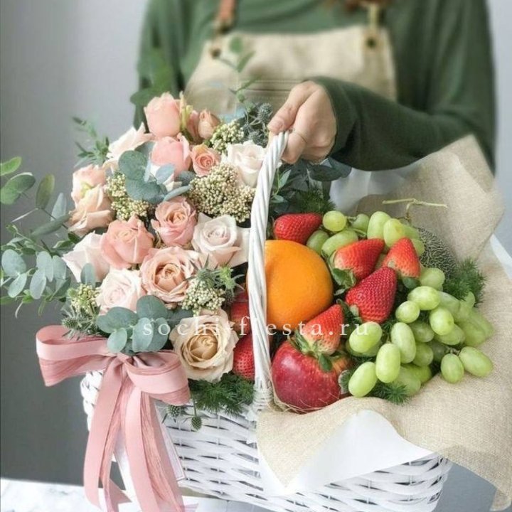 Фруктовая корзина c цветами в Адлере