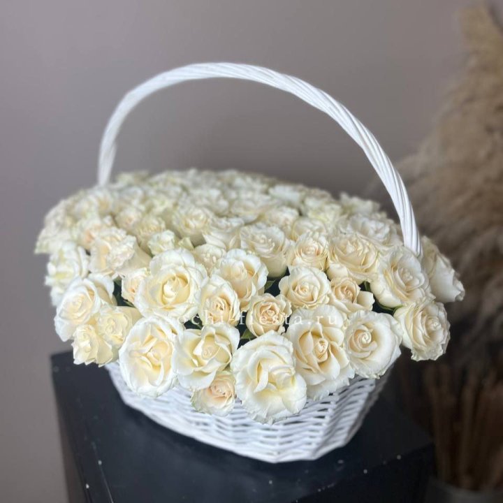 101 белая роза в корзине в Адлере